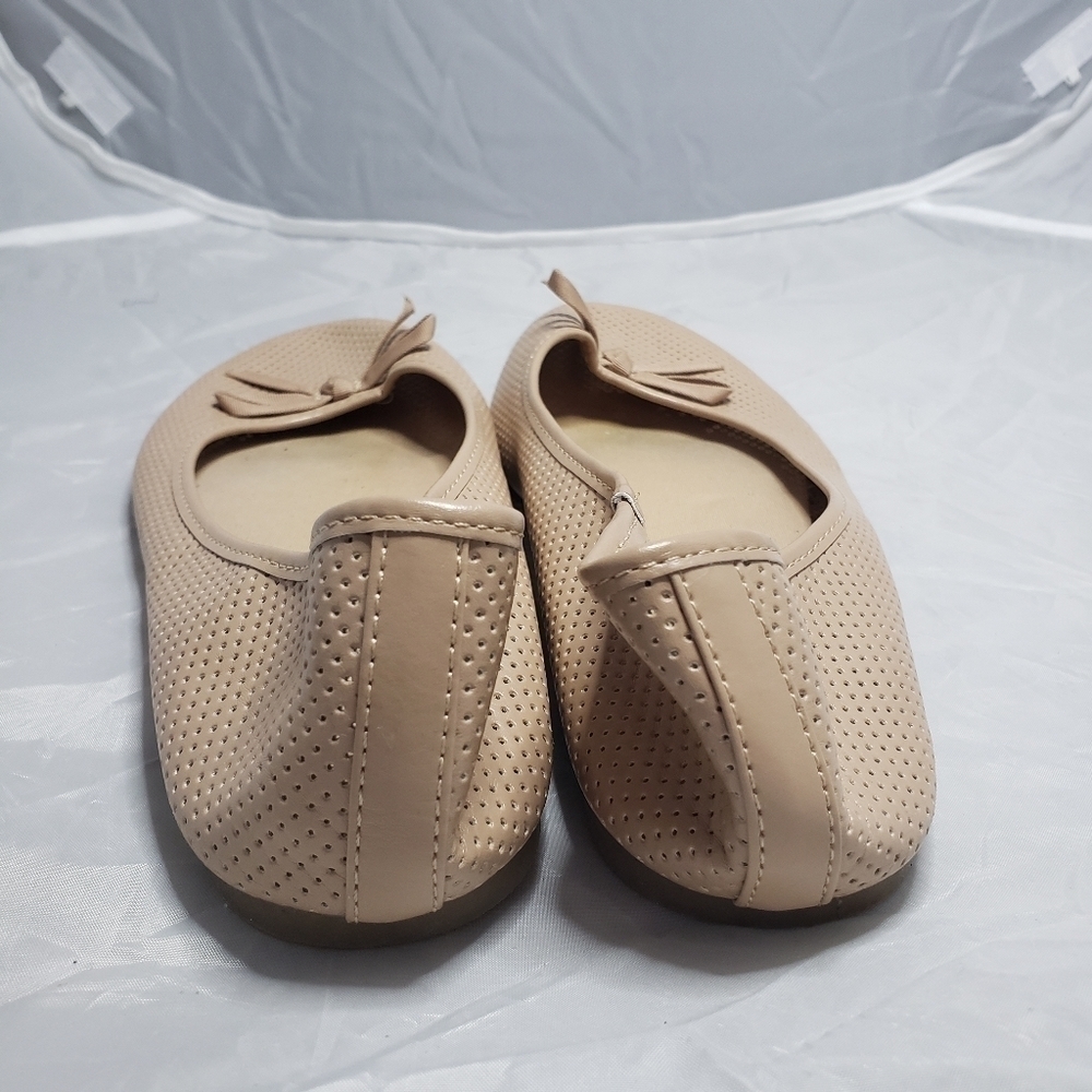 SO Tan Cream Lazer Cut Dots Circles Flats Slip On Shoes Bow Women's 9.5 Cute EUC - Picture 8 of 11